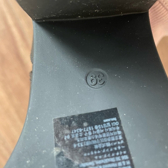 NWOT H&M Chelsea Boots - Picture 3 of 5